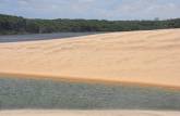 A lagoa em Vassouras com o rio Preguiças ao fundo, região de Atins, nos Lençóis Maranhenses - MA